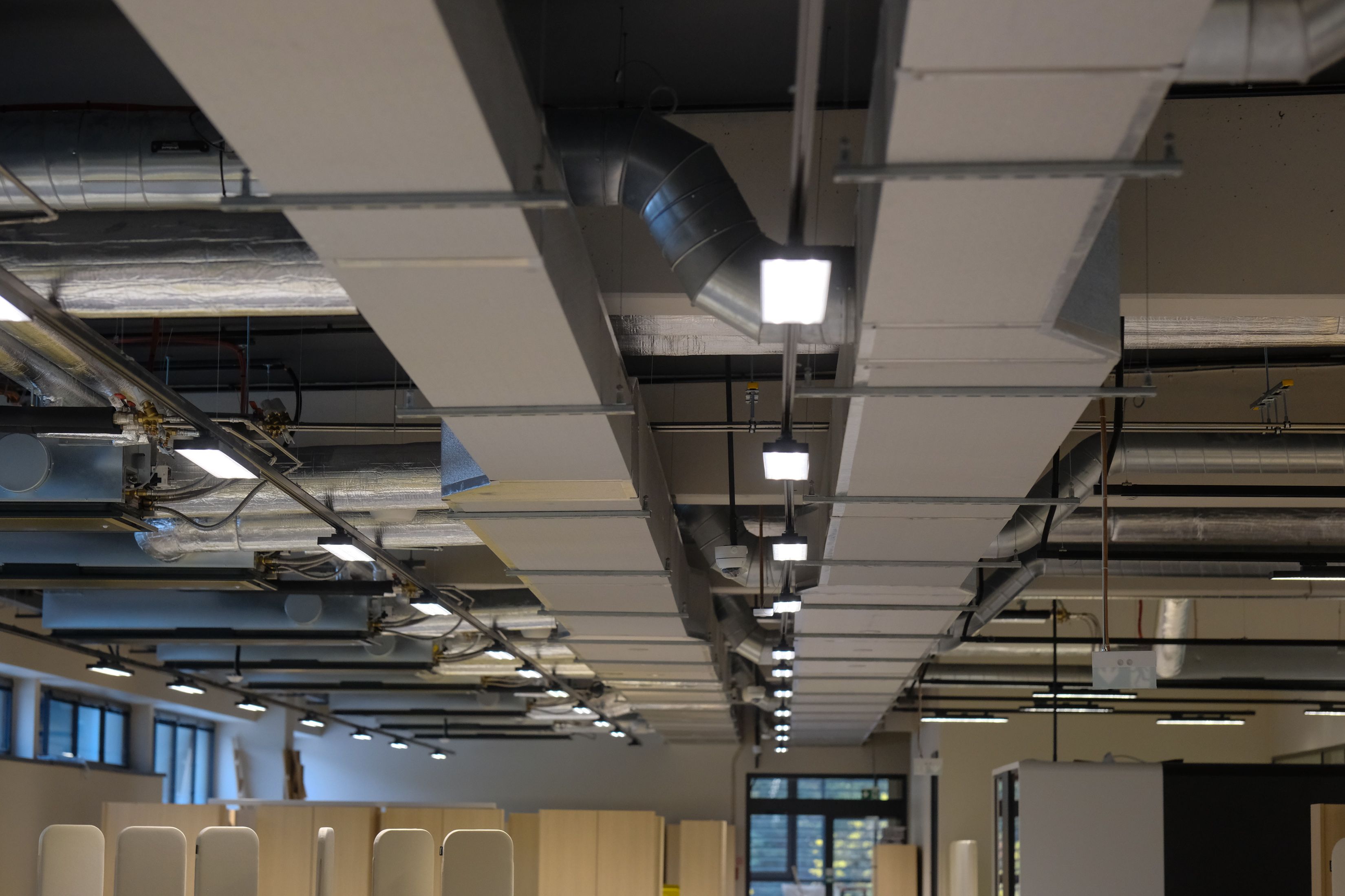 priestory kancelárií v rekonštrukcii detail stropu